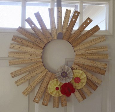 Couronne de fournitures scolaires pour la décoration de la porte